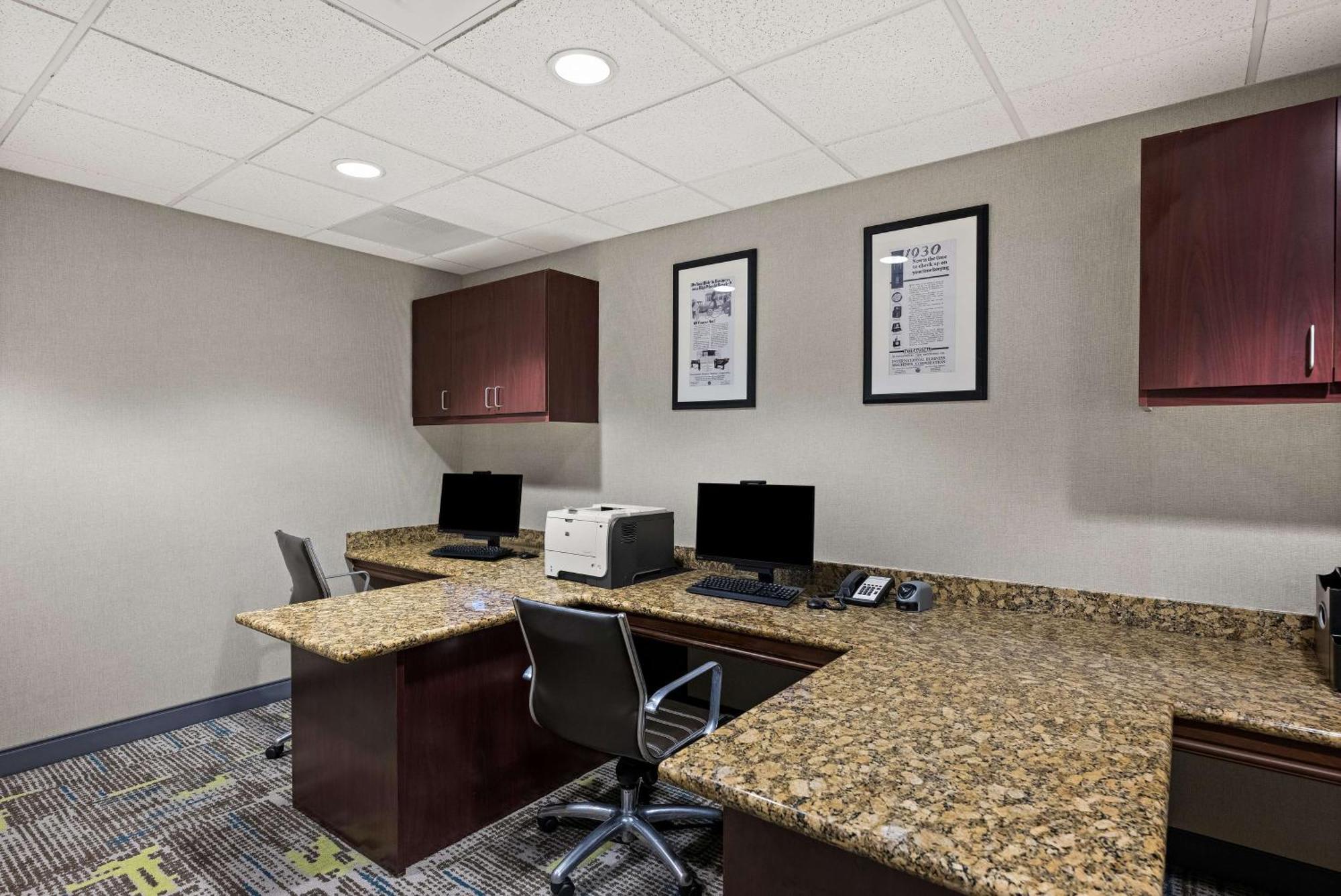 Hampton Inn & Suites Poughkeepsie Spackenkill Exterior photo