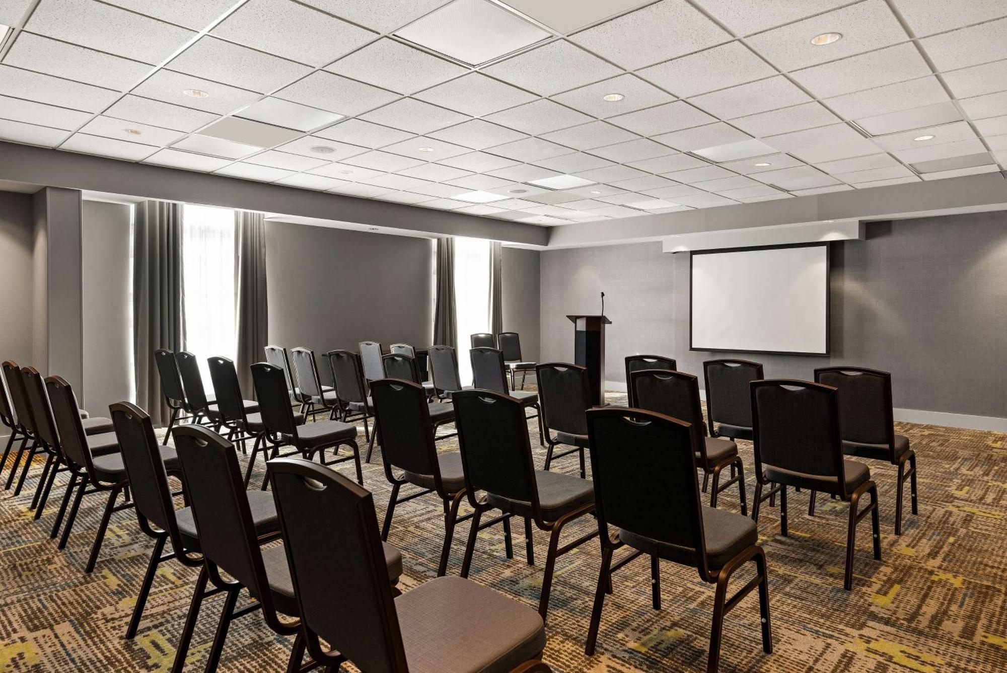 Hampton Inn & Suites Poughkeepsie Spackenkill Exterior photo