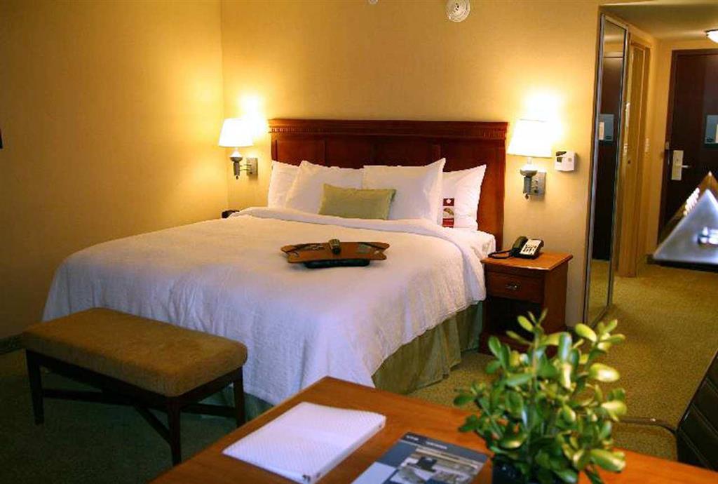 Hampton Inn & Suites Poughkeepsie Spackenkill Room photo